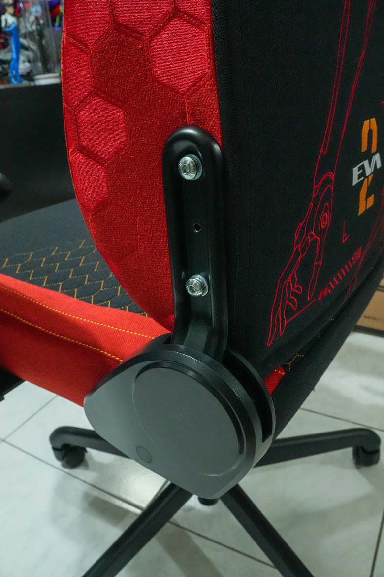 RAZER 雷蛇 Iskur V2 X EVA-02 Edition 開箱 - 當信仰遇到信仰