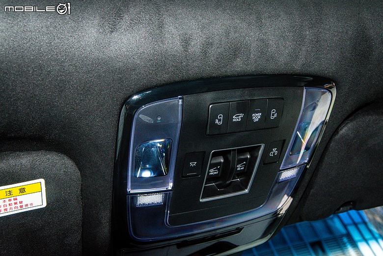 Hyundai 小改款 Staria CEO 試駕|油電上身,舒適升級、節能添利!