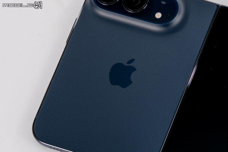Apple iPhone Duo 24 小時開箱速測體驗 這會是摺疊機終極解答嗎？