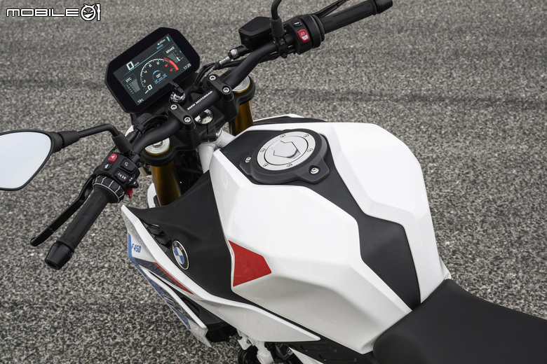 點我看大圖 BMW F 450 R 正式發表,自動離合器、48 匹馬力、175 公斤繼承 S 1000 R 靈魂的輕量級街車!