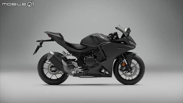 點我看大圖 本田發表 2027 年式雙四缸仿賽陣容,CBR500R FOUR 配備 E-Clutch 登場,CBR600RR 戰力同步升級