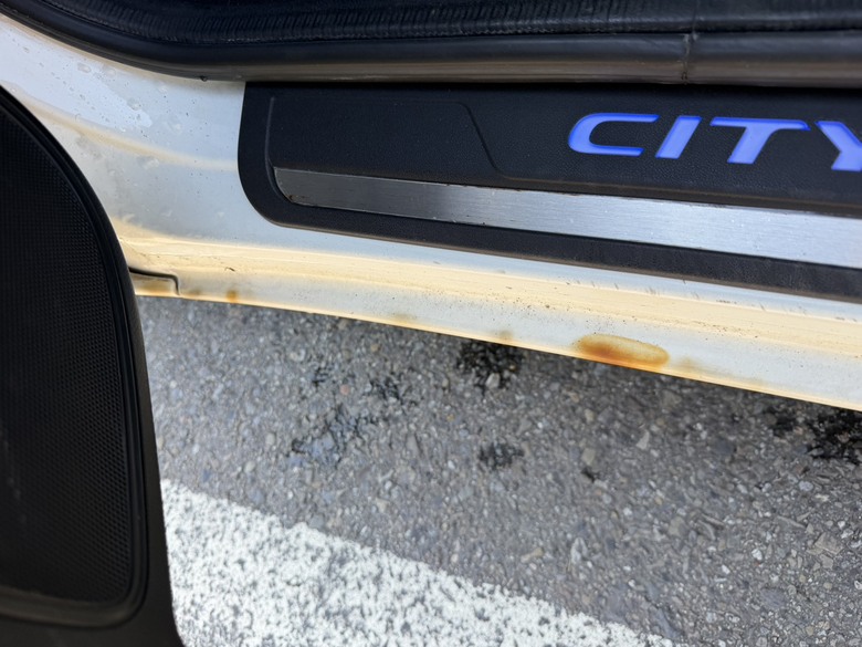 2020 Honda City 車門與引擎蓋多處生鏽