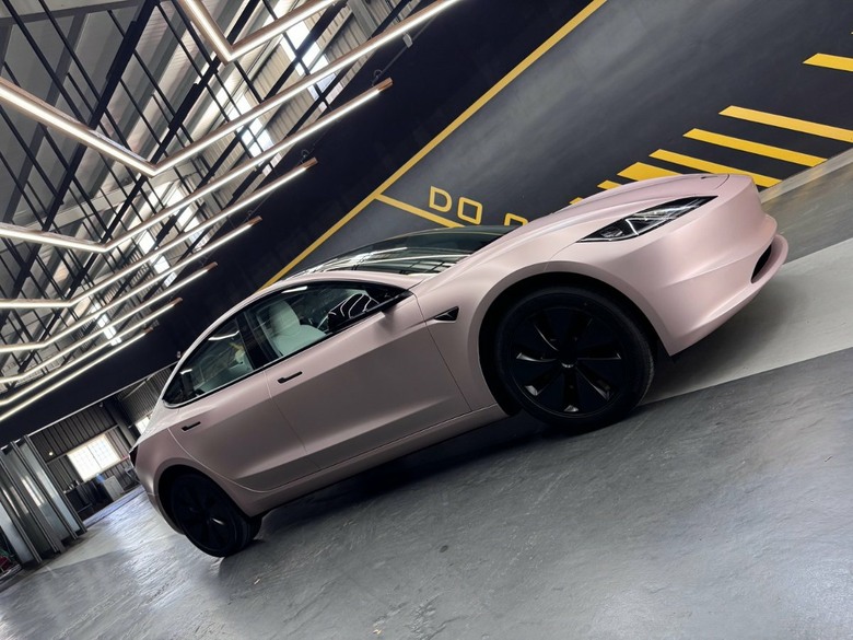 [分享] 嘉義汽車包膜分享｜Model 3 改色包膜｜BASF 緞面粉紅改色犀牛皮