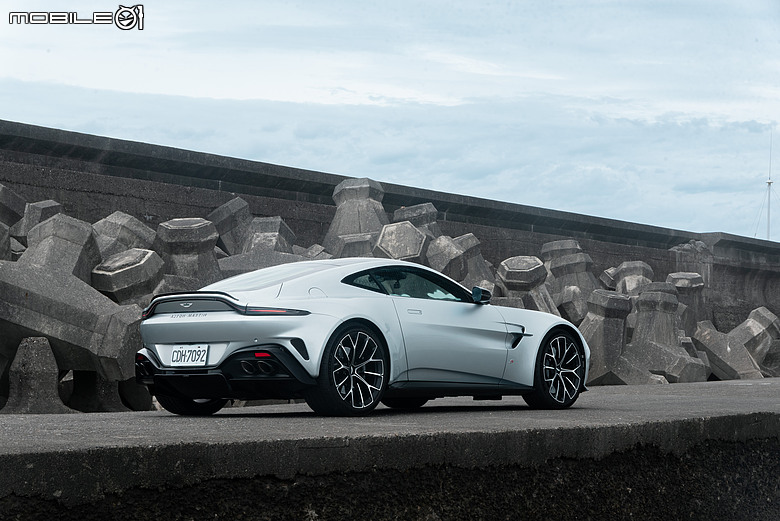 Aston Martin Vantage S 試駕｜身手更俐落，與2010 Vantage重逢純粹駕趣！