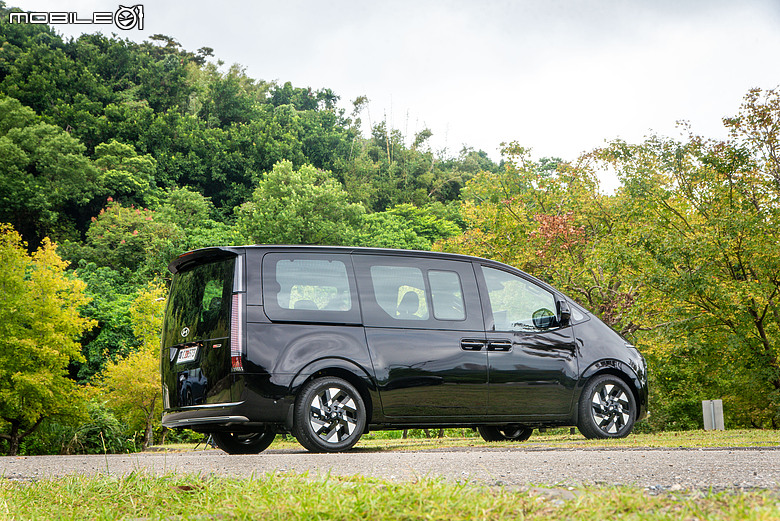 Hyundai 小改款 Staria CEO 試駕|油電上身,舒適升級、節能添利!