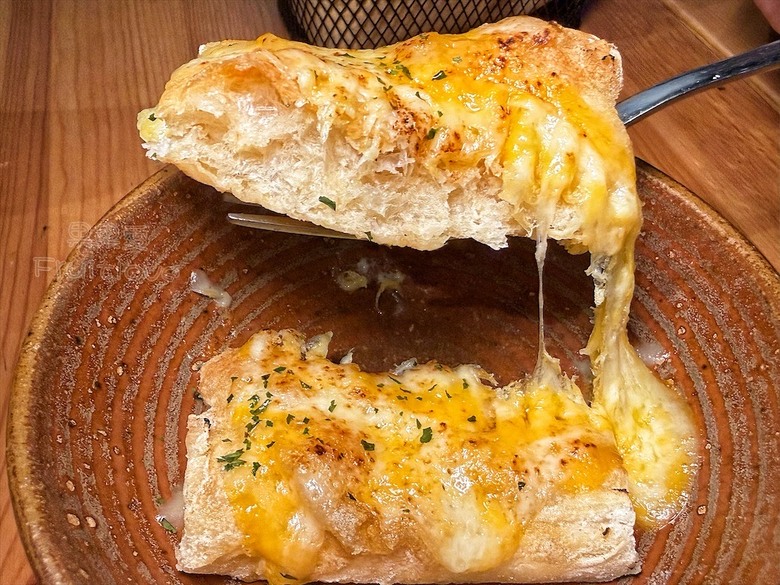 逢甲巷弄深夜微醺食堂,義大利麵份量多又好吃,八種口味可以挑選