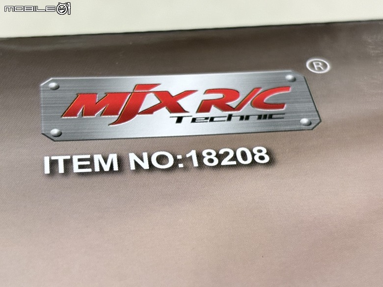 MJX Hyper Go 18208 開箱心得:1/18 四驅越野遙控車,兩套車殼、兩顆電池的入門款
