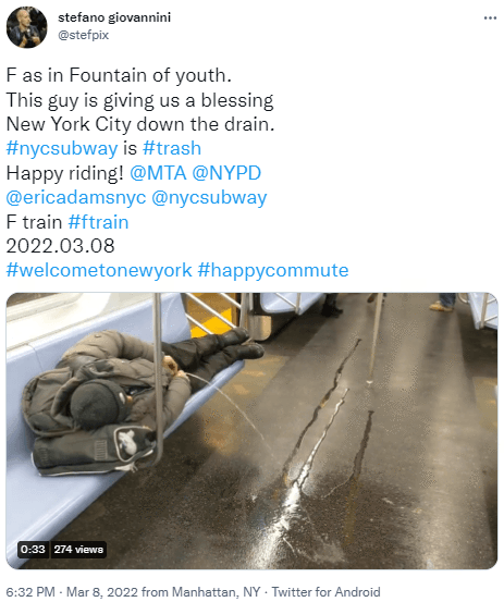 老外在高雄捷運上很自然的~~~~~~尿尿