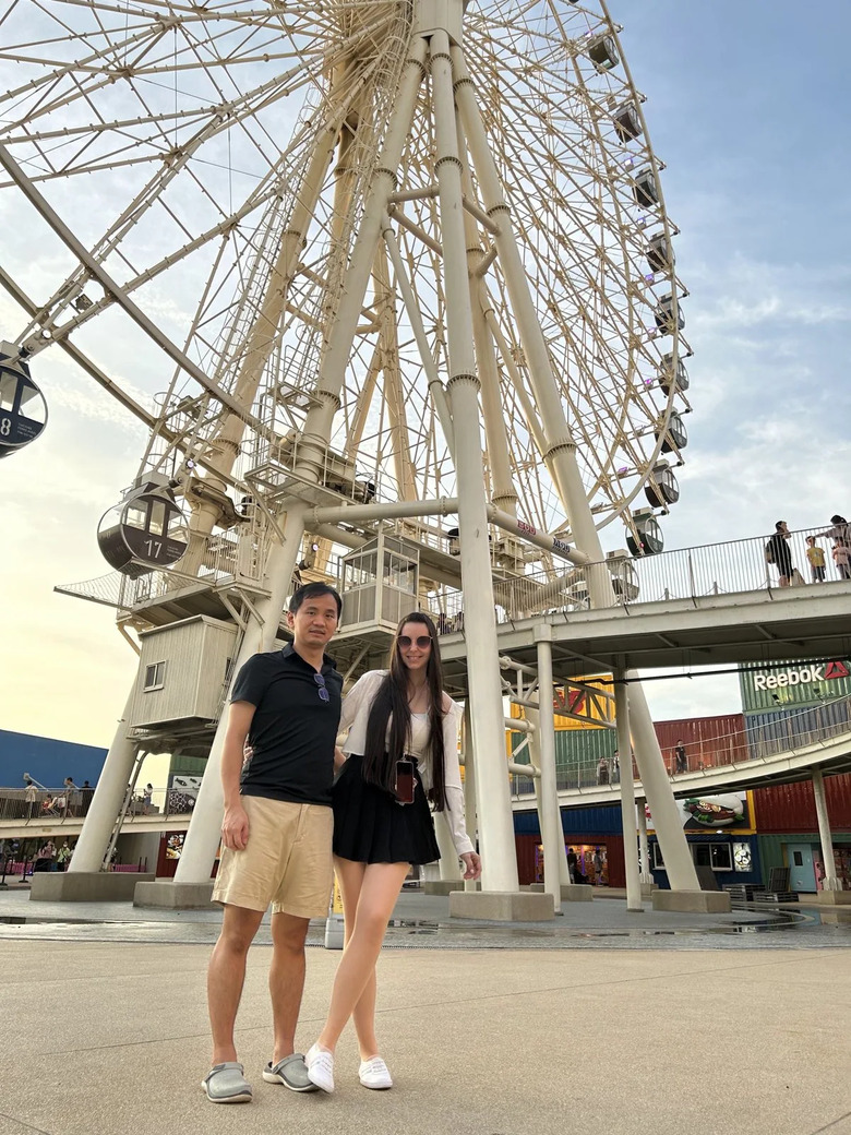 台中港三井 Outlet 散步：港邊合照、雞蛋仔與摩天輪下的傍晚