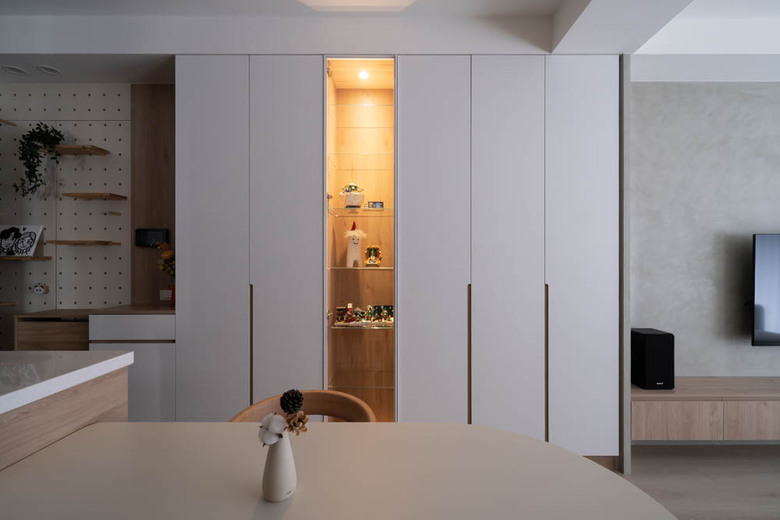 【開箱】主臥一整面會發光的熊熊牆!台南奶茶色圓弧宅,連天花板大樑都變成溫柔波浪