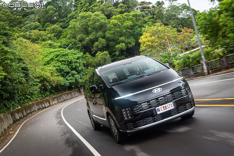 Hyundai 小改款 Staria CEO 試駕|油電上身,舒適升級、節能添利!