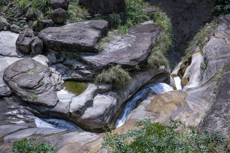 點我看大圖 走進雲嘉交界的秘境:草嶺小天梯、萬年峽谷地質奇景與在地美食的一日散策