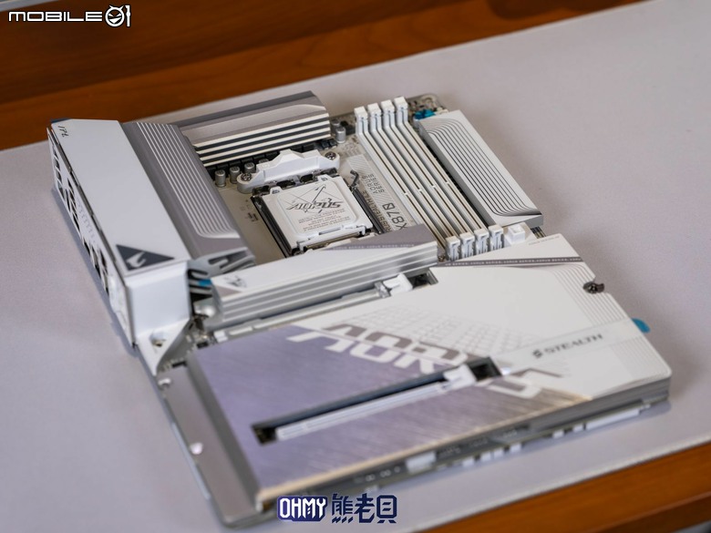 遲來的背插主機板體驗!技嘉 X870 AORUS STEALTH ICE