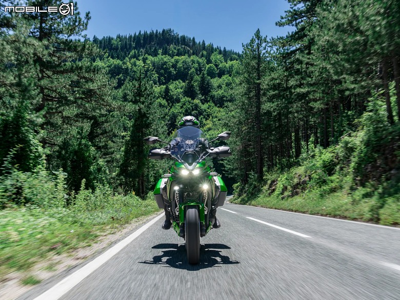 點我看大圖 承襲 Z900 四缸動力與雷達電控架構,全新 Kawasaki Versys 900 正式發表!