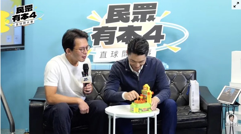 社子島阿嬤激動痛哭下跪陳情，沈伯洋蹲下溫暖傾聽