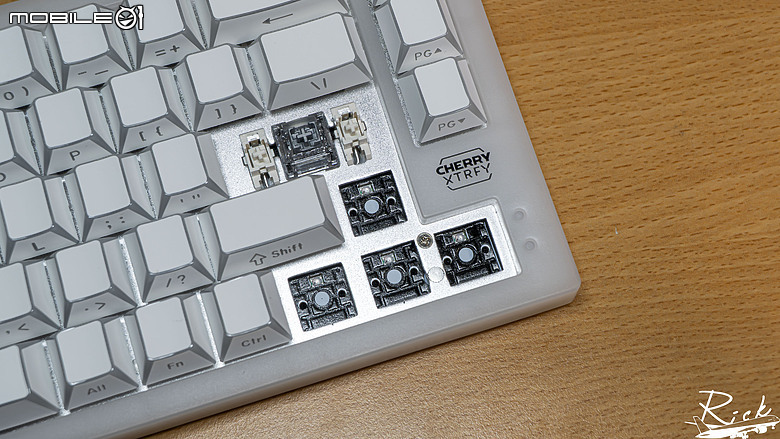 點我看大圖 【開箱】更加完美的櫻桃磁軸 | CHERRY XTRFY K5 PRO TMR V2 RGB WHITE