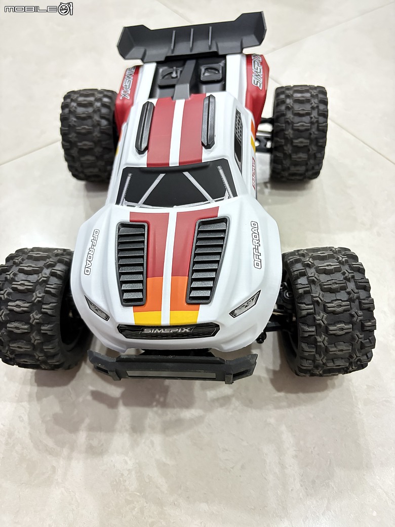 MJX Hyper Go 18208 開箱心得:1/18 四驅越野遙控車,兩套車殼、兩顆電池的入門款