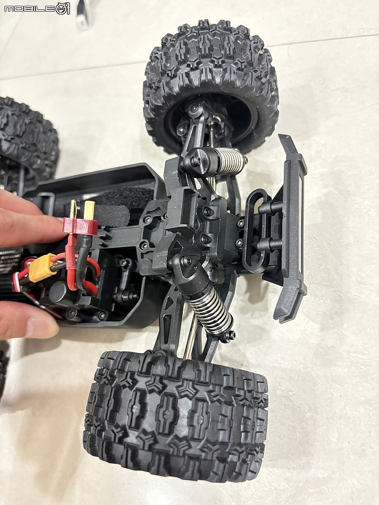 MJX Hyper Go 18208 開箱心得:1/18 四驅越野遙控車,兩套車殼、兩顆電池的入門款