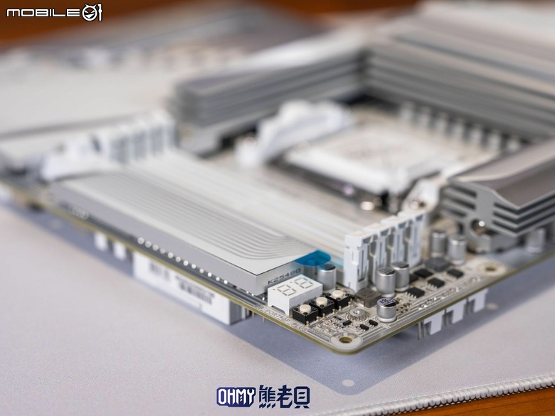 遲來的背插主機板體驗!技嘉 X870 AORUS STEALTH ICE