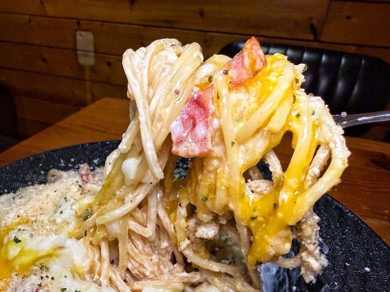 逢甲巷弄深夜微醺食堂,義大利麵份量多又好吃,八種口味可以挑選
