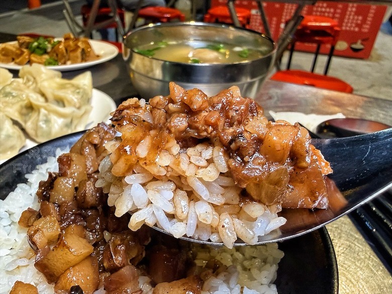 深夜古早味食堂，必吃招牌紅燒肉飯、滷肉飯、香菜豬肉水餃