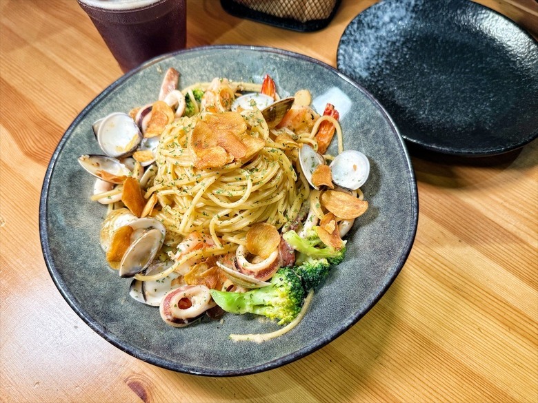 逢甲巷弄深夜微醺食堂,義大利麵份量多又好吃,八種口味可以挑選