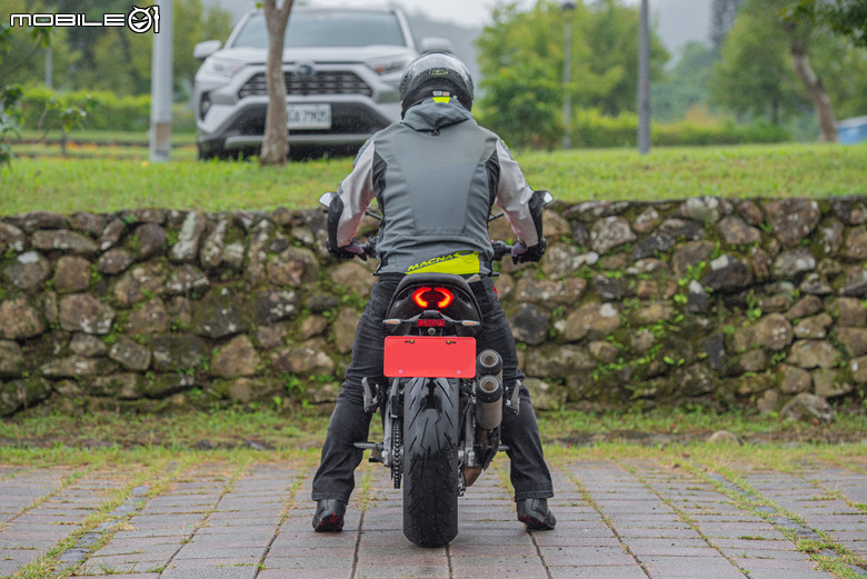 DUCATI Monster 試駕報告｜鮮明區隔車系差異，一台擁抱新手的DUCATI