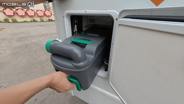 【開箱】5種車用馬桶，從 20 塊到 20 萬！一萬倍的價差到底差在哪呢？