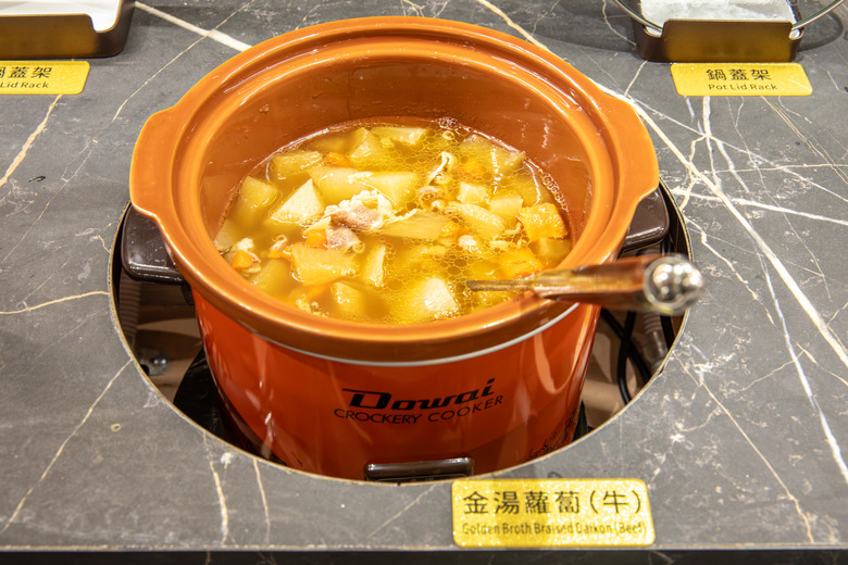 博愛路上的桃金鍋物美食歇腳，新光三越的童心漫步