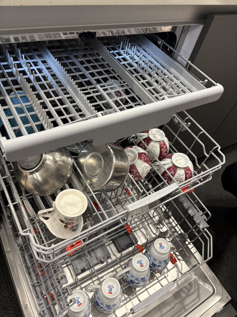 老闆竟然在公司裝洗碗機！感覺是因為他的杯子我常常洗不乾淨><