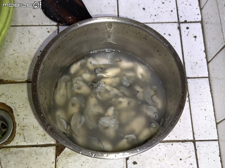 蚵仔煎試作，因為颱風天的菜市場，海鮮大抛售
