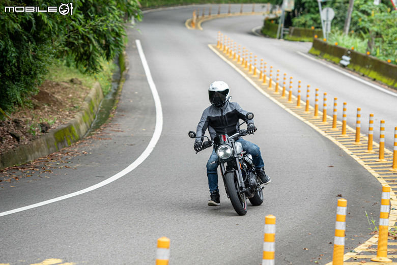 點我看大圖 Triumph Tracker 400 試駕|賽事基因入都會,滑胎英姿傲群雄