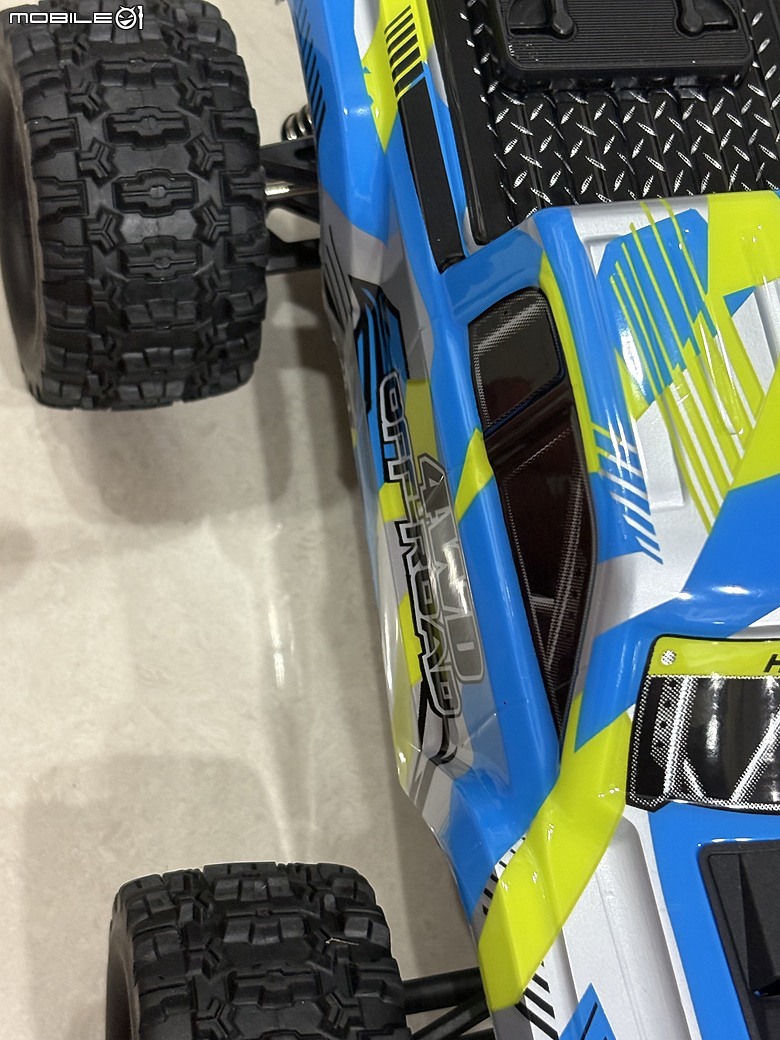 MJX Hyper Go 18208 開箱心得:1/18 四驅越野遙控車,兩套車殼、兩顆電池的入門款