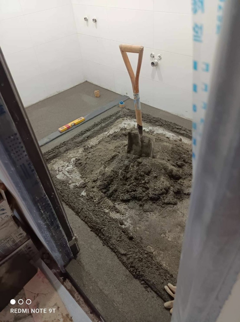 從一開始還沒施工的浴室，到最後完成裝潢，整個過程真的讓我感受到裝潢的辛苦與成就感。一開始的浴室只有基本的牆面，地板也還是粗糙的水泥地，需要經過整地、鋪設磁磚和安裝設備等多個步驟，才能慢慢變成完整的浴室。  在施工的過程中，每一個細節都很重要，不管是地板的平整度、磁磚的排列，還是每個地方的收邊，都需要仔細處理，才能讓最後的成果更加完美。雖然施工過程很辛苦，也需要花費不少時間和心力，但看到原本空蕩蕩、還沒完成的浴室，最後變成整潔又有質感的空間，真的很有成就感。  這次浴室翻新讓我了解到，一個漂亮的空間並不是突