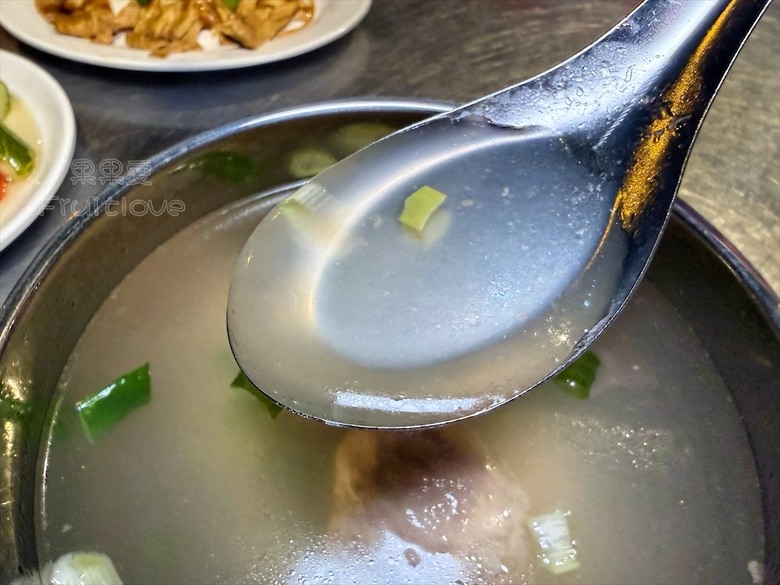 深夜古早味食堂，必吃招牌紅燒肉飯、滷肉飯、香菜豬肉水餃