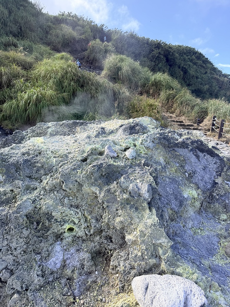【臺北大縱走第三段】從火山硫氣孔走進青青草原｜小油坑、七星山與擎天崗的療癒山旅