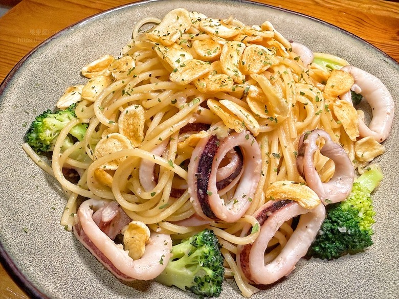 逢甲巷弄深夜微醺食堂,義大利麵份量多又好吃,八種口味可以挑選