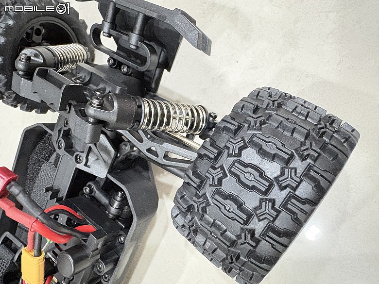 MJX Hyper Go 18208 開箱心得:1/18 四驅越野遙控車,兩套車殼、兩顆電池的入門款