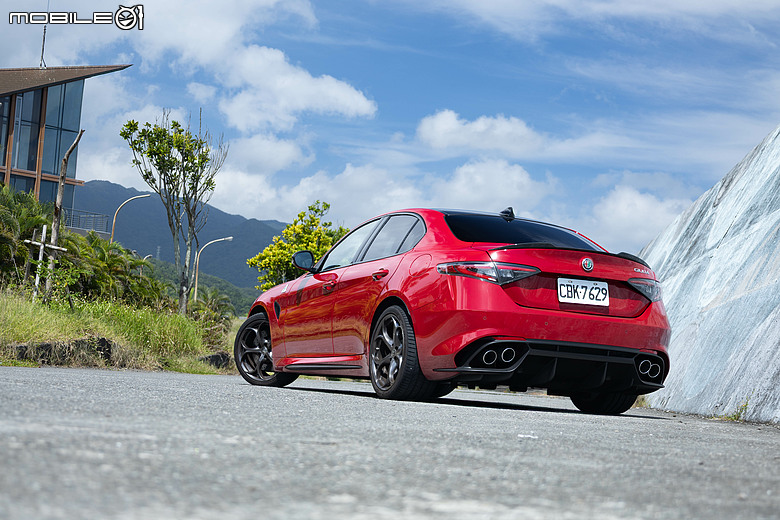 Alfa Romeo Giulia Quadrifoglio 試駕|享受駕馭樂趣就是這麼簡單!