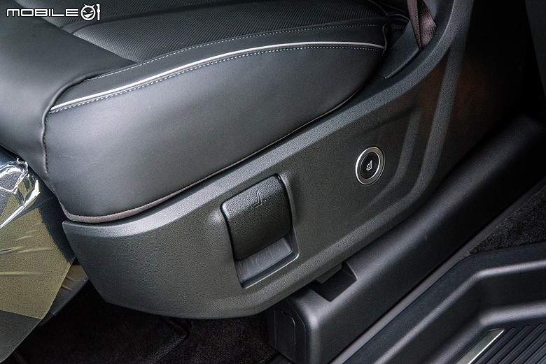 Hyundai 小改款 Staria CEO 試駕|油電上身,舒適升級、節能添利!