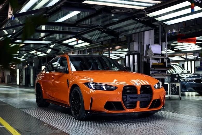 BMW M第100萬輛量產車下線,M3 EV偽裝原型車同步曝光