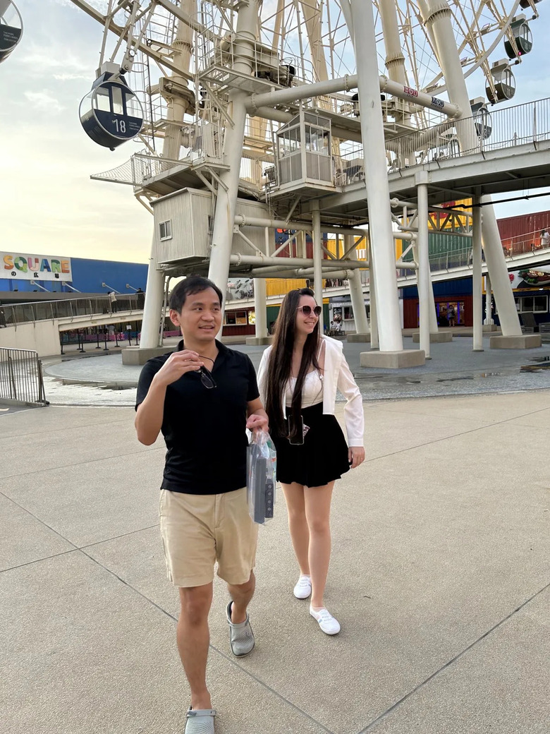 台中港三井 Outlet 散步：港邊合照、雞蛋仔與摩天輪下的傍晚