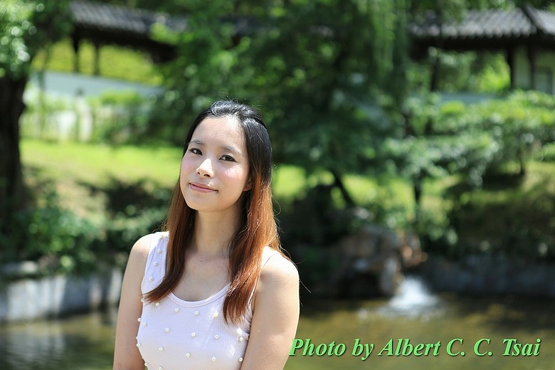 點我看大圖 【人像美學】古典園林裡的情感與光影:Canon 5D3 人像外拍光影紀實(搭配 24-70mm / 70-200mm)