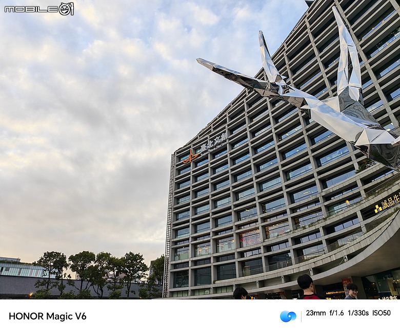 點我看大圖 HONOR Magic V6 評測報告|4mm 超薄機身、AI 靈感幫拍超貼心!