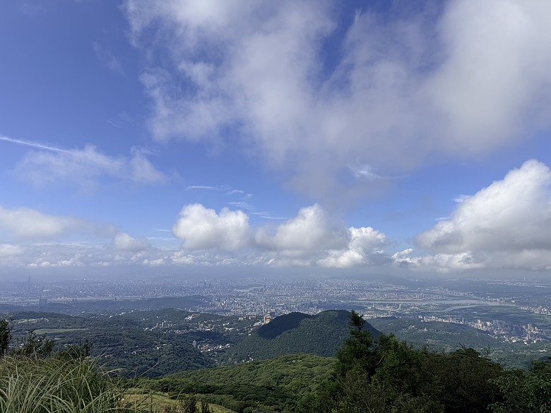 【臺北大縱走第三段】從火山硫氣孔走進青青草原｜小油坑、七星山與擎天崗的療癒山旅