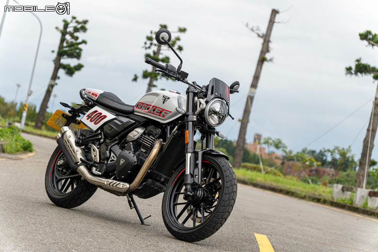 點我看大圖 Triumph Tracker 400 試駕|賽事基因入都會,滑胎英姿傲群雄