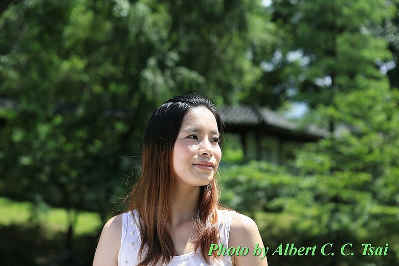 點我看大圖 【人像美學】古典園林裡的情感與光影:Canon 5D3 人像外拍光影紀實(搭配 24-70mm / 70-200mm)