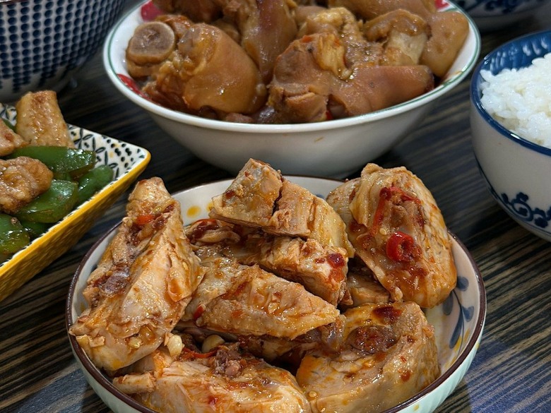【食記】台南東區美食分享，吃辣族秘密基地，紅燒豬腳皮Q肉嫩必點!
