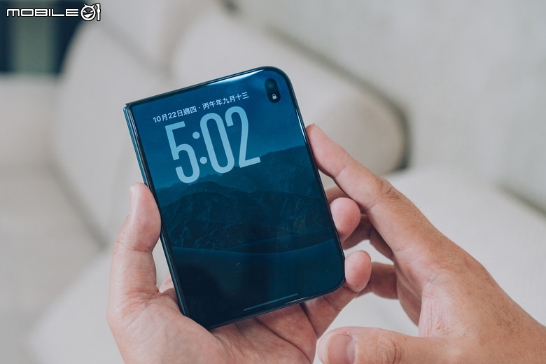 Apple iPhone Duo 24 小時開箱速測體驗 這會是摺疊機終極解答嗎？
