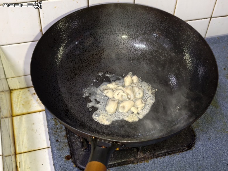 蚵仔煎試作，因為颱風天的菜市場，海鮮大抛售